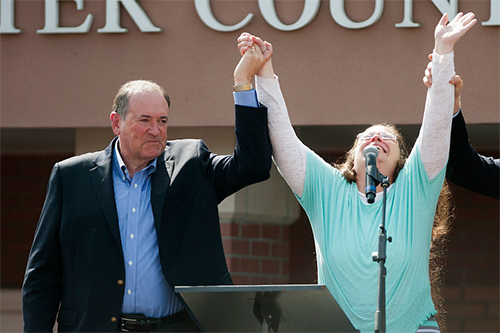Photo of Hateful Hucksters Show Up For ‘Free Kim Davis’ Rally